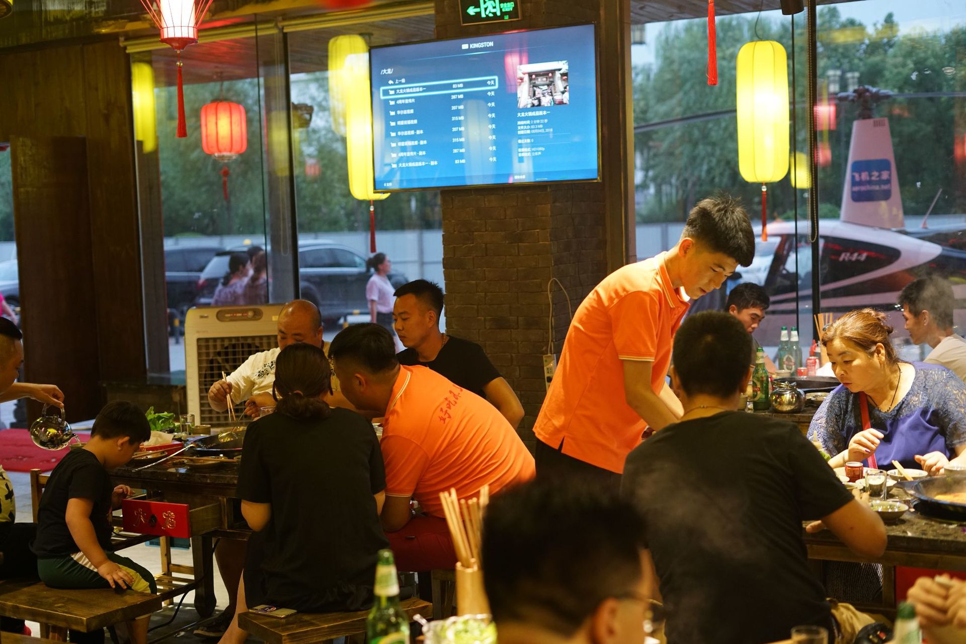 太酷啦开飞机吃火锅 吃出励志的味道(图3)