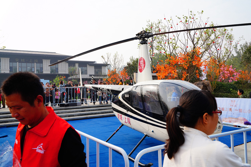 河南濮阳一地产租2架总价3000万直升机空中看房