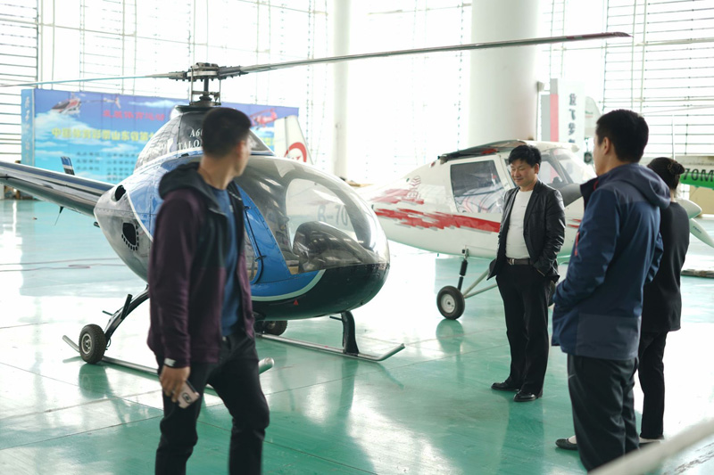 88年创业者假期忙着洽谈几百万直升机生意 