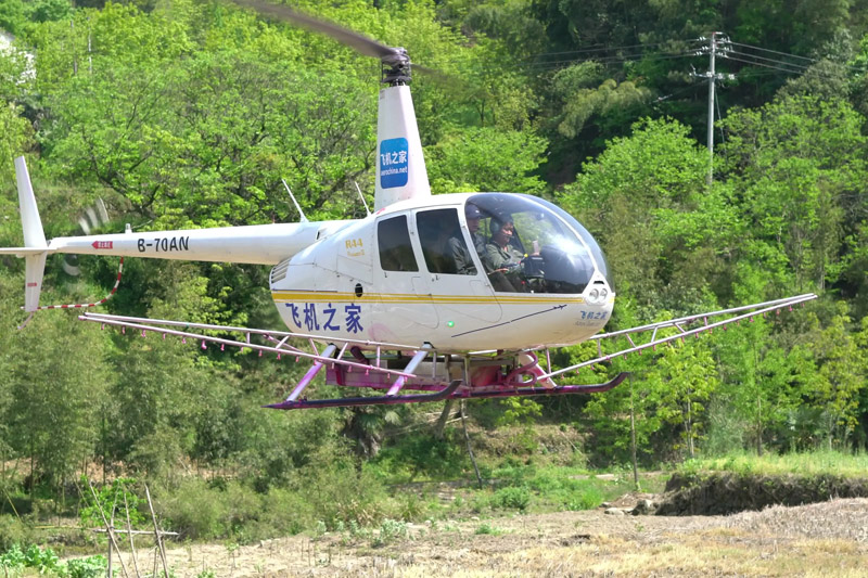 价值近600万的罗宾逊R44开始空中飞播造林