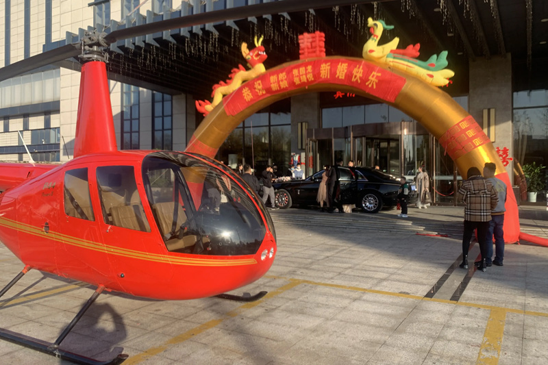 济南一小伙新婚现场，租价值500多万的直升机助阵