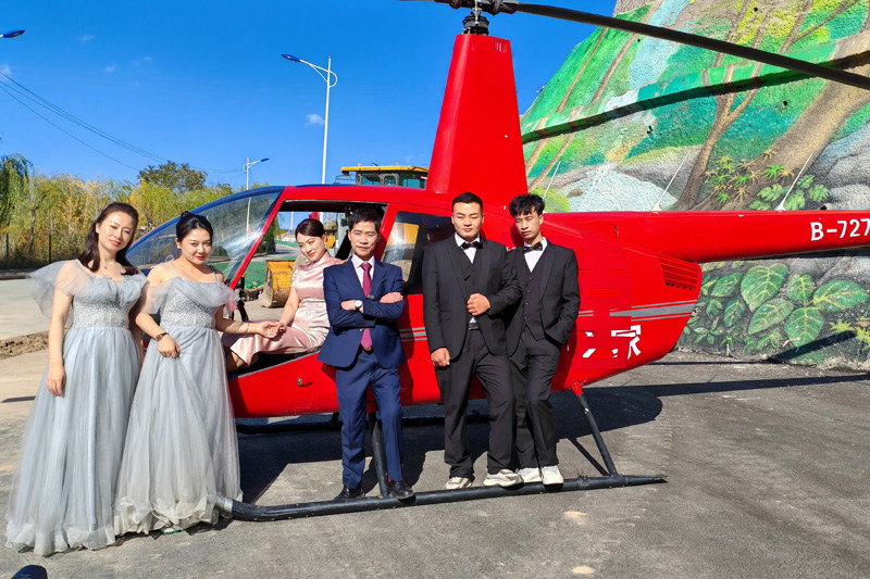 阳泉一架价值500多万的红色罗宾逊直升机开展静展活动